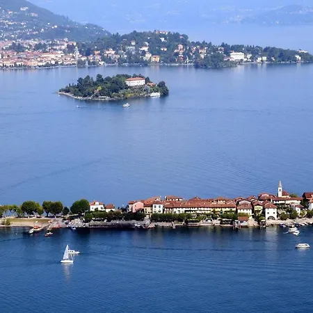 Guest house La Camelia, La Nostra Tripla Con Vista Lago, Al Secondo Piano Della Isabella