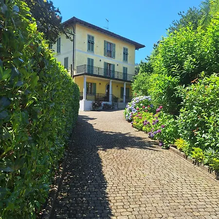 La Camelia, La Nostra Tripla Con Vista Lago, Al Secondo Piano Della Isabella Penzion Stresa