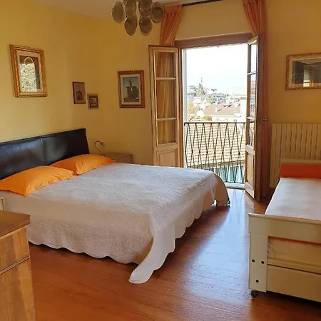 The Camelia, Our With View, Private Bathroom And Dedicated Parking At The Isabella 3* סטרסה